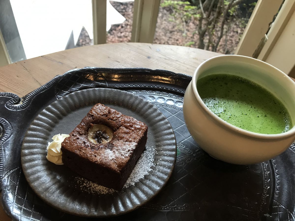 チョコレートブラウニー 450円　抹茶ラテ 550円