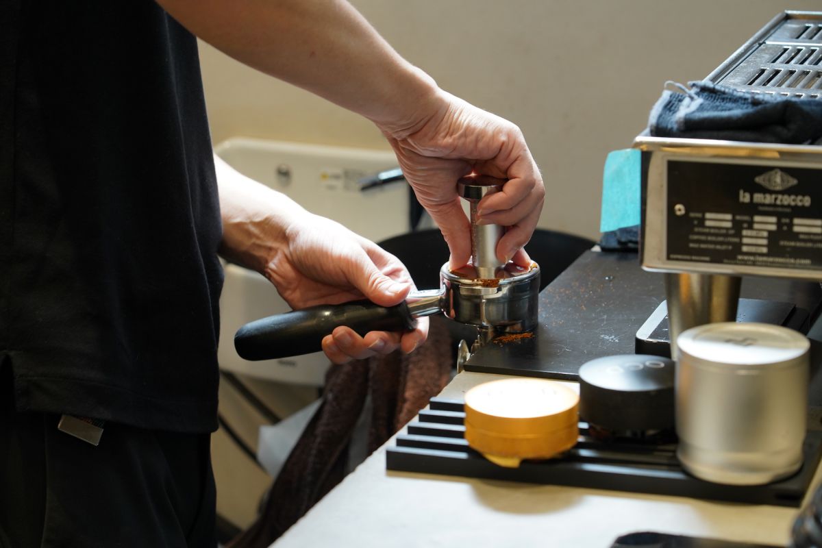 バナナとミルクをジューサーにセットしたら、エスプレッソを準備