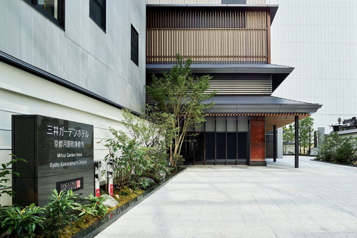 歴史的なお寺の構えを残したモダンな外観