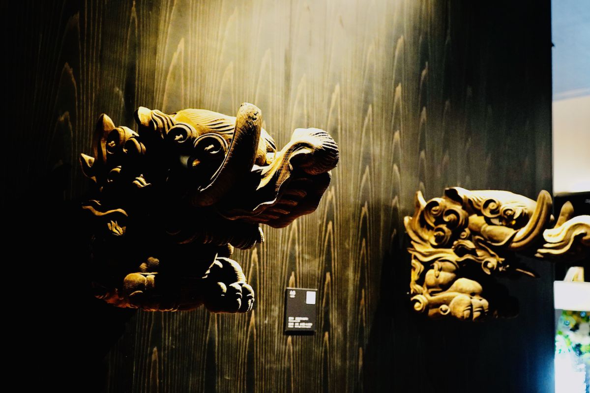 木鼻（1階ロビー）。再建前の浄教寺において、本堂の柱を貫通する虹梁に装飾されていた。社寺建築の美しさを演出するだけではなく、時代を表す文化的資料として大変貴重なもの。制作時期は文政13年（1829年）