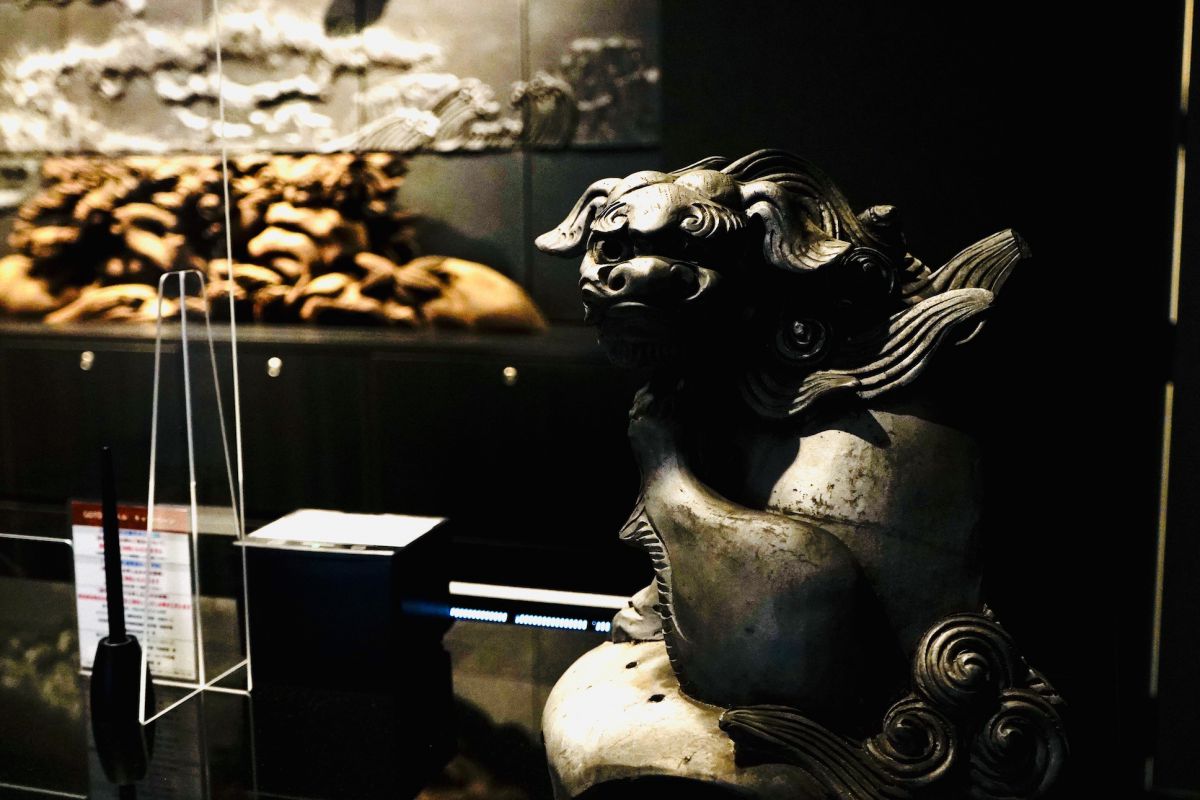 獅子付き留蓋瓦（1階レセプションおよび2階エレベーターホール） 。本堂の南北両端に使用されていた留蓋瓦。口を開けた「阿（あ）」の雌獅子と、閉じた「吽（うん）」の雄獅子を設置