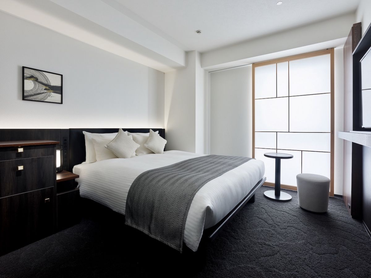 「モデレートクイーン」。よく見ると襖の格子がランダムで遊びココロがありますね。現在は1泊1室7,020円〜（素泊まり）とかなりお得に滞在できるチャンスだそう