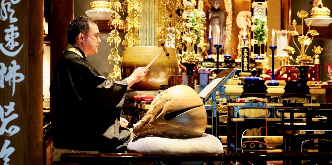 京都の町寺で、このように朝のお勤めを公開しているのは珍しい