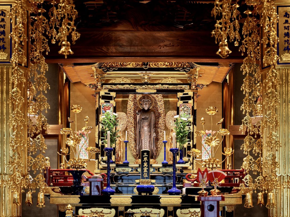 きらびやかな装飾をたたえる「浄教寺」御本尊。ホテルに連なる伽藍は、約190年前の旧本堂を建て直し、伝統の匠の技に最先端の技術を加えてつくられたもの