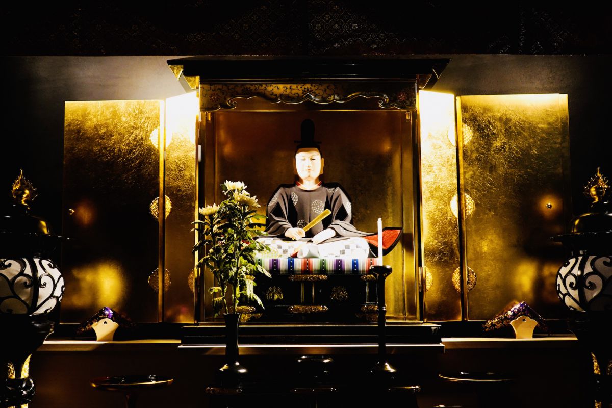 本尊阿弥陀如来のほか、寺宝の浄土曼荼羅や平重盛公像（写真）、平家物語所以の琵琶などが現代建築と見事に融け合っています