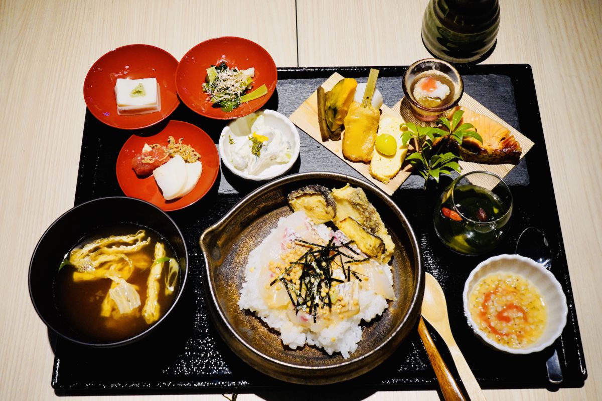 朝御膳「光明」2000円のメインは、「お茶漬け（鯛・野菜天ぷら）」。デザートは「宇治抹茶と黒ゴマのプリン〜梅杞の実と大納言の黒胡麻ソース〜」