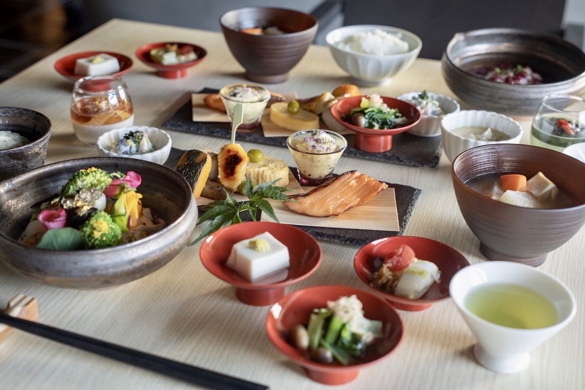 朝御膳「紫雲」2000円のメインは「僧伽ちらし」と「冷やし蕎麦」。デザートは「ほうじ茶のブランマンジェ〜湯葉のシロップ漬け〜」