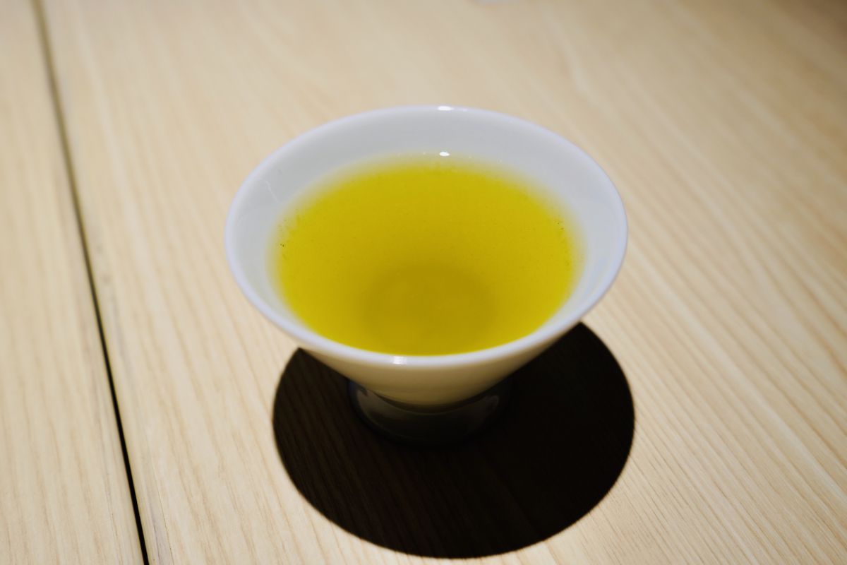 目覚めの煎茶は福岡の「八女茶」。フレッシュな苦味により頭が一発でシャキッ！