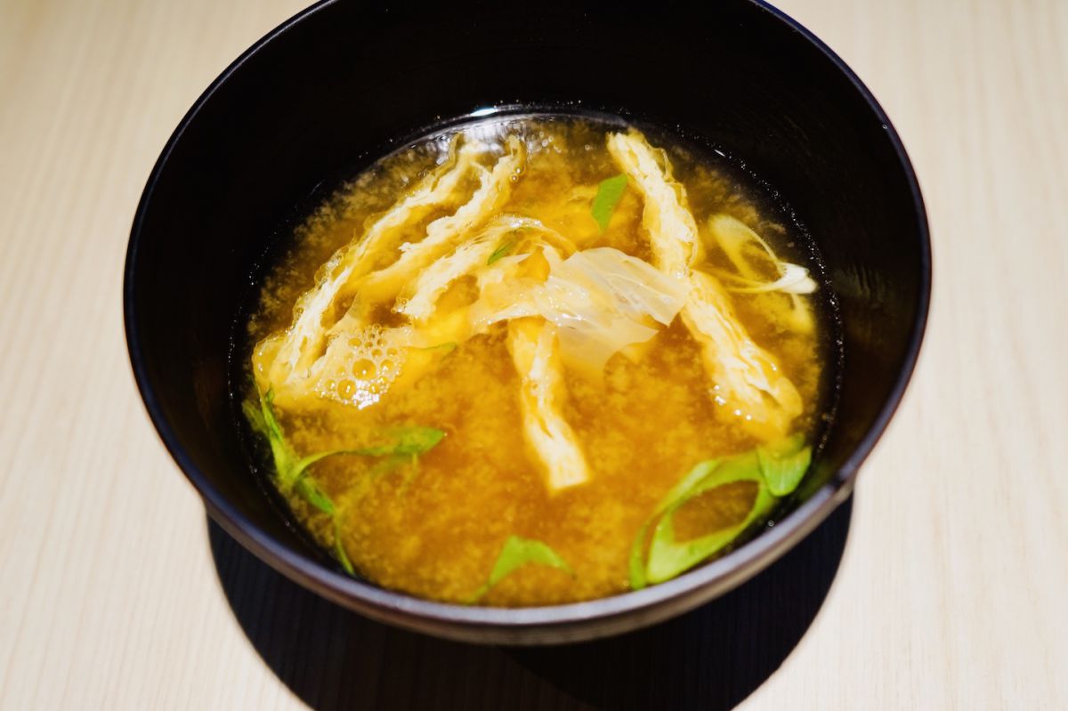 「浄教寺のお椀」は「湯葉と九条葱の味噌汁」（写真）か、「厚揚げの粕汁」から選べます