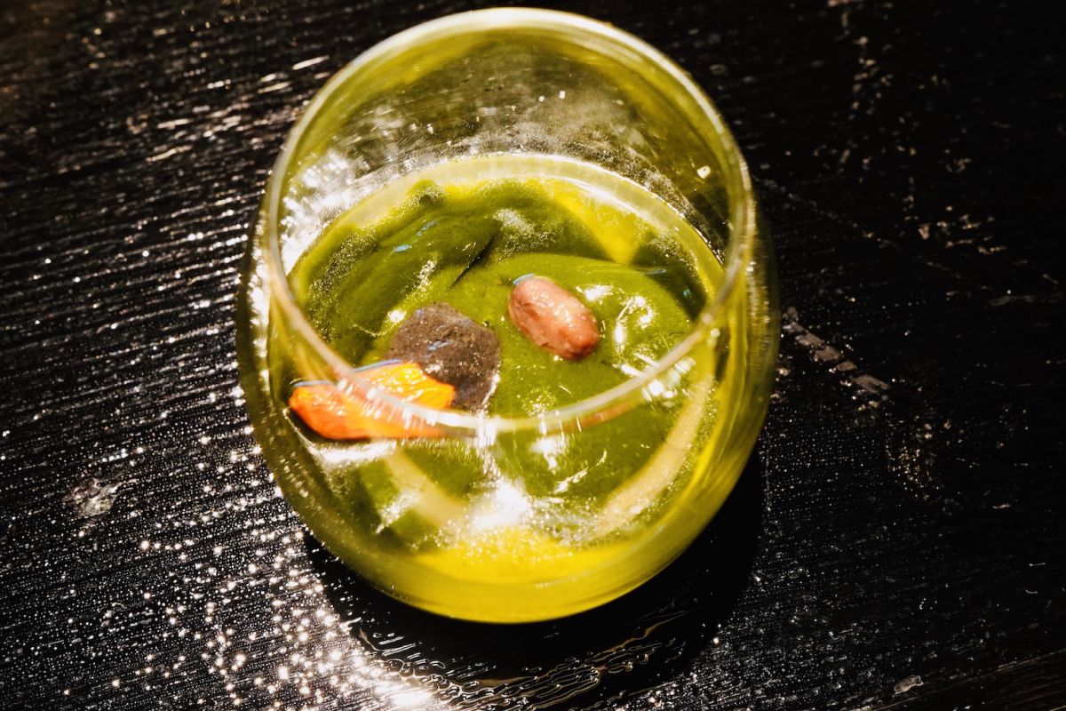 朝御膳「光明」のデザート「宇治抹茶と黒ゴマのプリン〜梅杞の実と大納言の黒胡麻ソース〜」