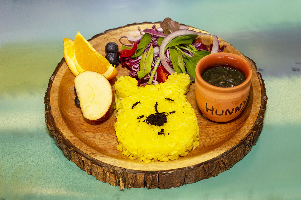 「プーさん」不思議な夢の中のカレーライス　1590円（税抜）※11/20〜12/27の期間は「はちみつフェア」のメニューに変更となります。