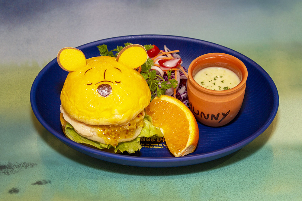 「プーさん」不思議な夢の中のチキンバーガー　1890円／プレート付き3480円（共に税抜）※11/20〜12/27の期間は「はちみつフェア」のメニューに変更となります。