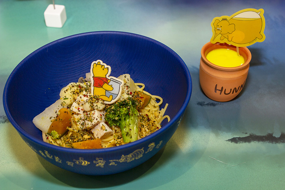 「ズオウ」と「ヒイタチ」はちみつ風（？）クリームパスタ　1590円／ボウル付き：2990円（共に税抜）※11/20〜12/27の期間は「はちみつフェア」のメニューに変更となります。