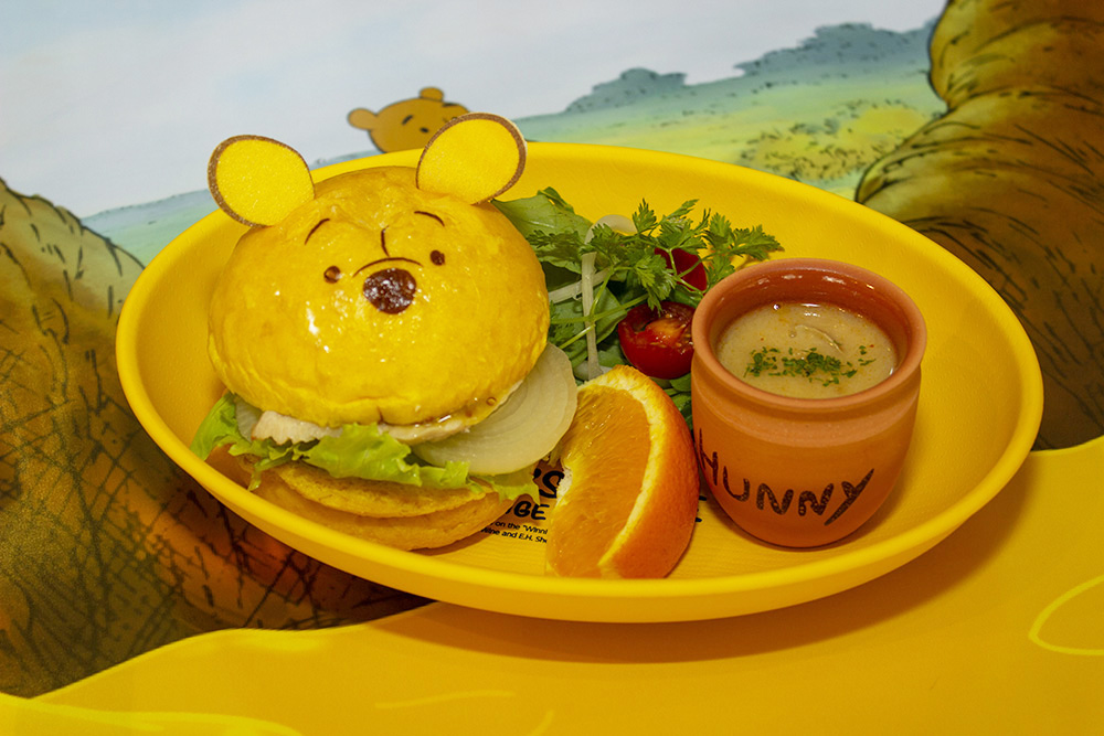 「プーさん」ほんのりはちみつバーガー　1890円／プレート付き：3480円（共に税抜）