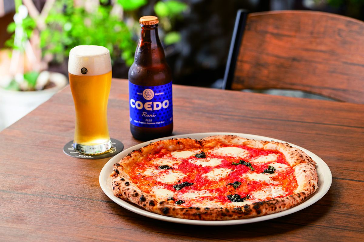 マルゲリータ1296円ほかピッツアは全18種。コエドビール瓶702円～