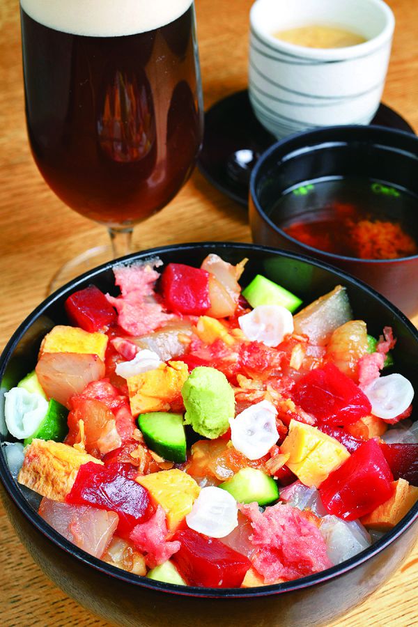 海鮮丼は茶椀蒸しとお椀が付いて1350円～。コエドビールは樽生で6種を用意