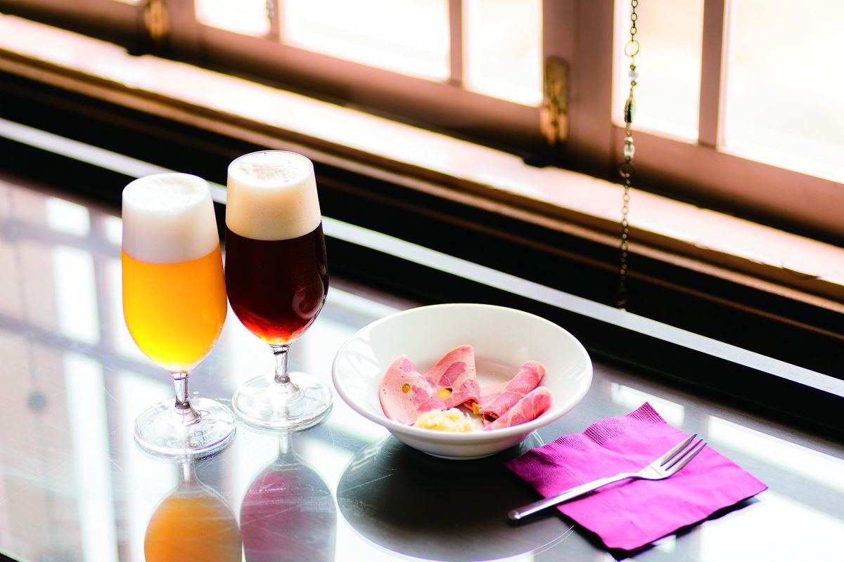 コエドビール１杯750円～。ピスタチオ入りの武州豚を使ったビアハム550円がビールに合う