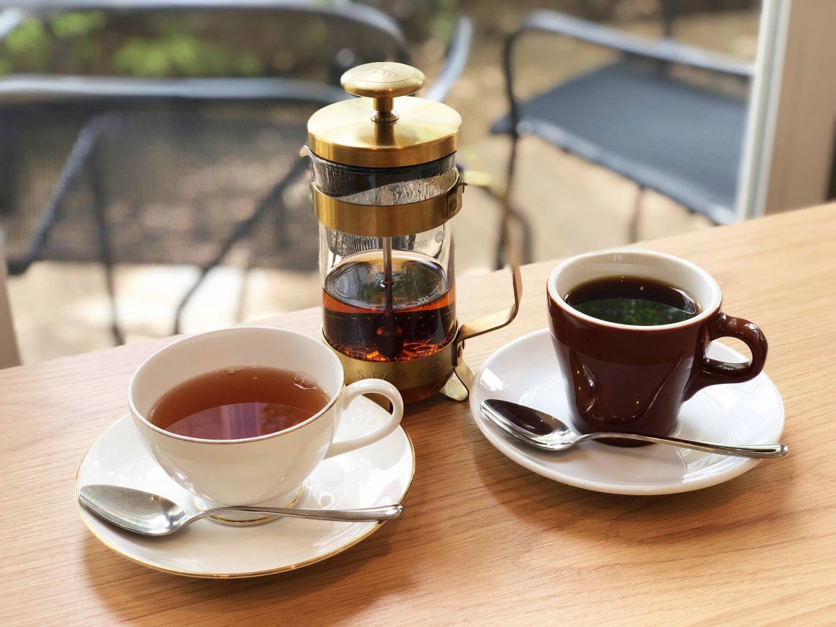 左から「特級 アッサム（HOT）」800円、「Coffeeドリップ（HOT）」680円（ともに税別）