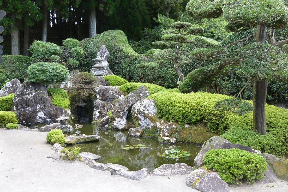庭園内で唯一の池泉庭園・森重堅邸庭園