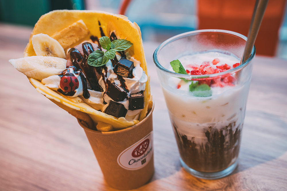 左・キットワッフル ショコラバナナ 1100円、右・スアチュア・カフェ ストロベリー 935円（ともに税込）