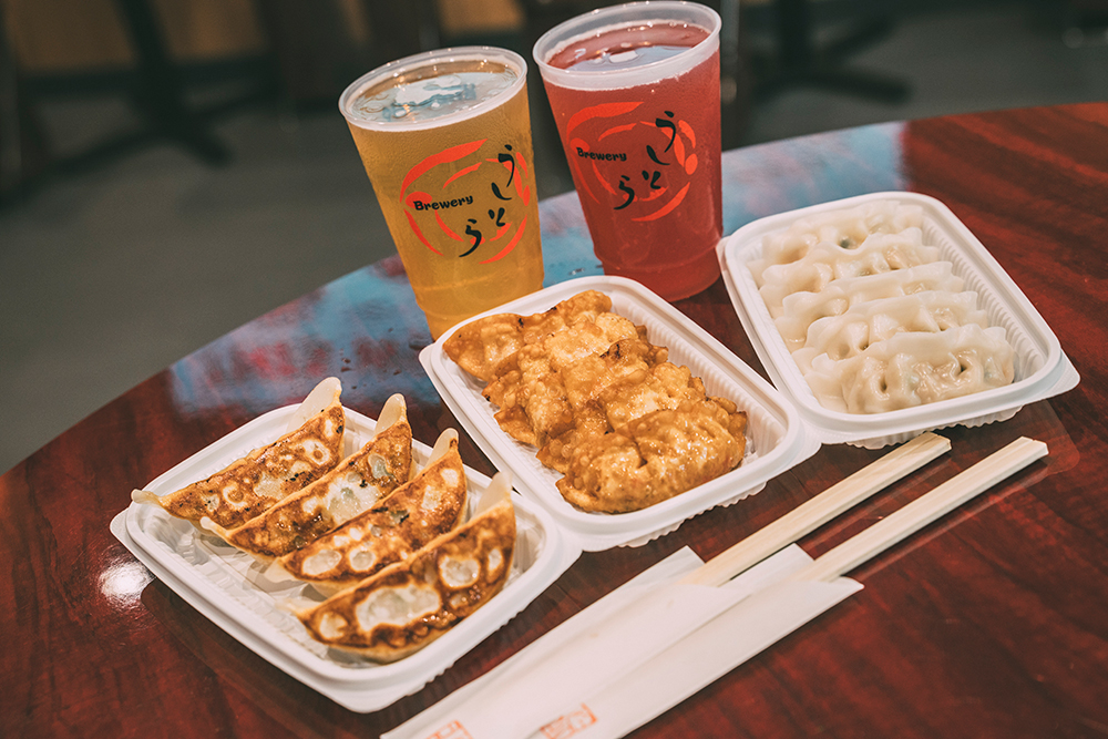 クラフトビール（左・ミヤシタパークIPA、右・ニライカナイの雫）各990円(リユースカップ代込み、2杯目以降は660円)、餃子（左・ビッグ<焼き>、中央・紅しょうが<揚げ>、右・水餃子）各540円（全て税込 ※ドリンクは消費税10%、フードは8%）