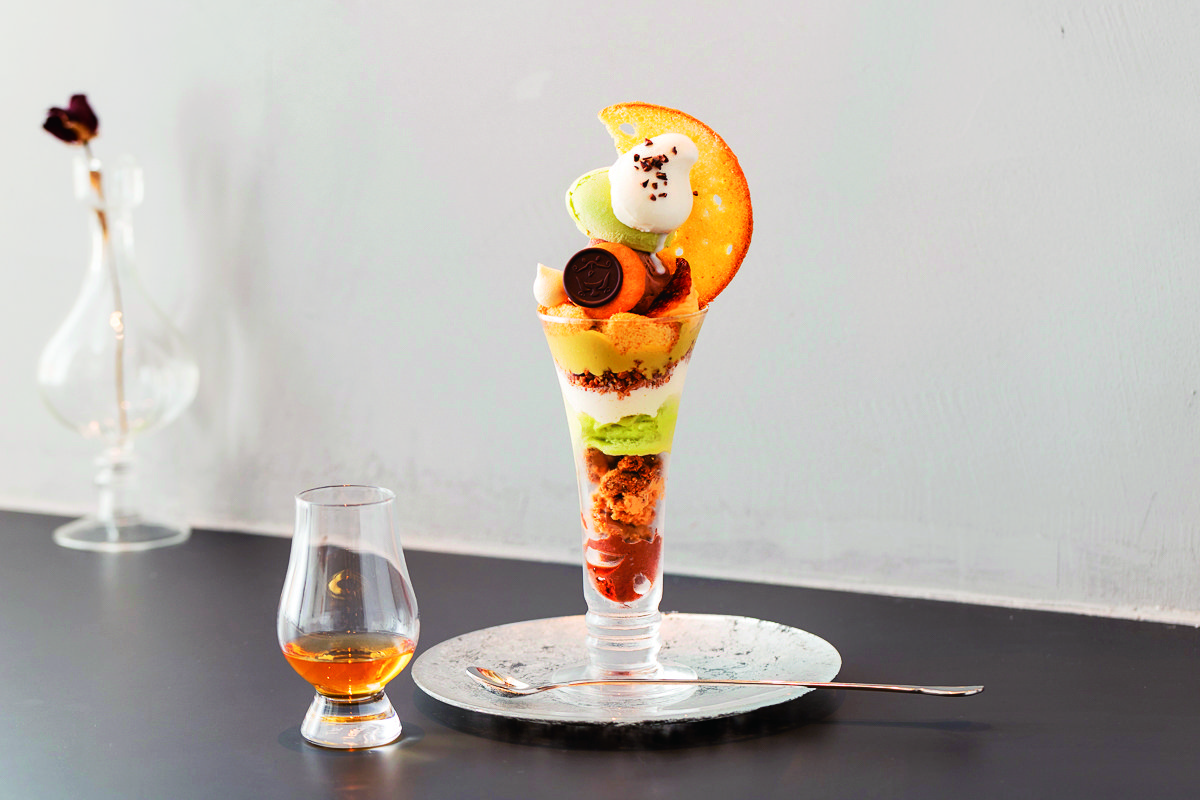 ピスタチオとチョコレートのパフェとお酒のセット1900円