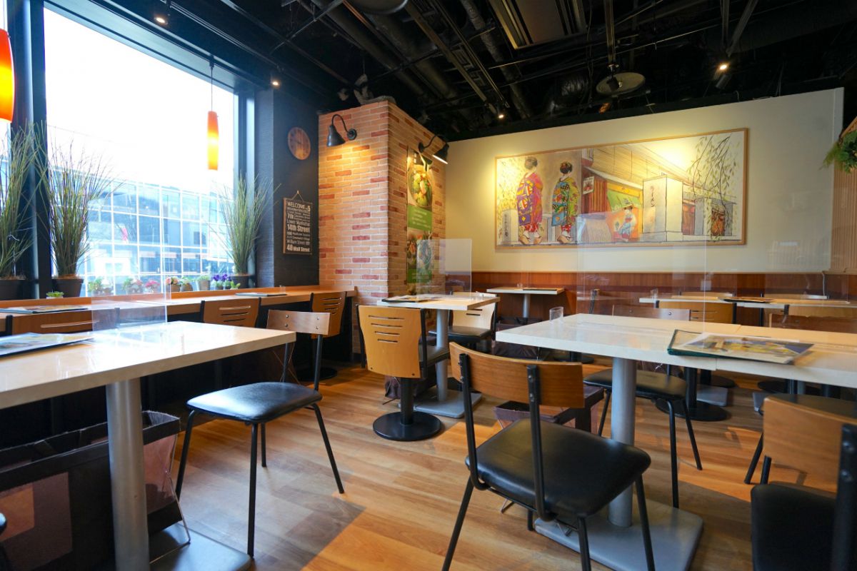 京都の風情を感じつつ、シンプルな設えの店内