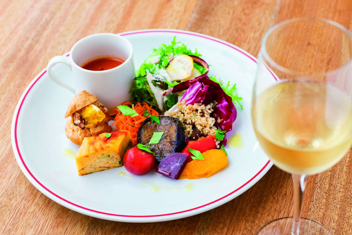 自然派ワインはグラス702円~。鎌倉野菜の前菜盛り合わせはランチコースに＋324円でセットにできます