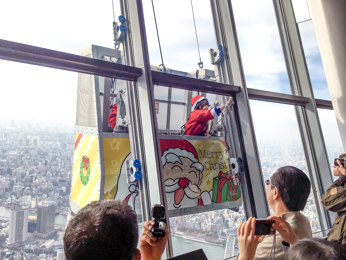 東京スカイツリー展望台窓ガラス清掃（過去の様子）(C)TOKYO-SKYTREE