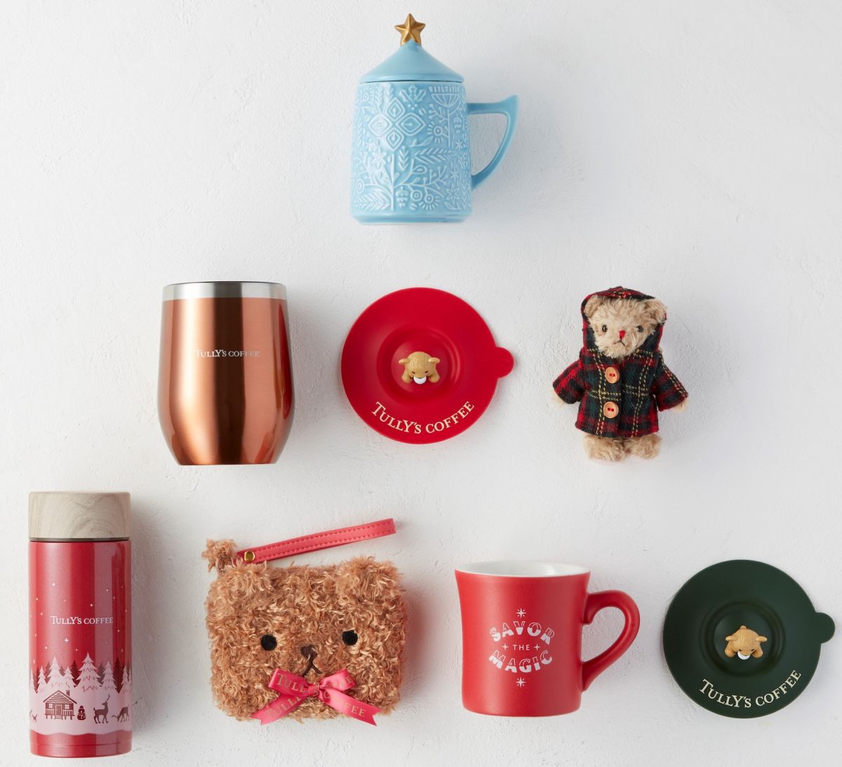 【上段】「オーナメントレリーフマグ（ライトブルー）」1850円 【中段】左から「アンワインドタンブラー（カッパー）」1950円、「ベアフル マグカップキャップ“カップ”（レッド）」1020円、「ベアフル チェックコート（レッド）〔プチ〕」780円 【下段】左から「スクリューボトル　レッド」2800円、「ベアフル　ティッシュポーチ（モカ）」 780円、「Savor the magicマグ」1600円、「ベアフル マグカップキャップ“カップ”（グリーン）」1020円