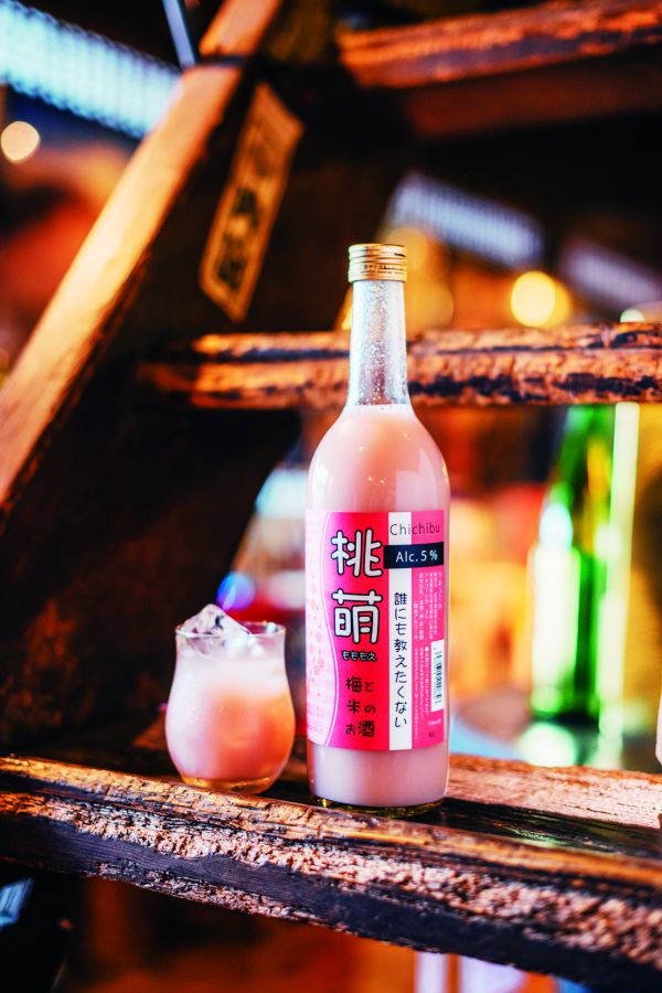 希少な赤い梅を使った梅酒、桃萌720ml1080円。大きめのグラスに氷を入れて、ステアして飲むのがおすすめ