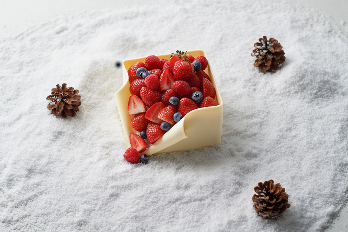 いちごが、今にもこぼれ落ちそう！「コンラッド東京」2020年のクリスマスケーキは予約必須