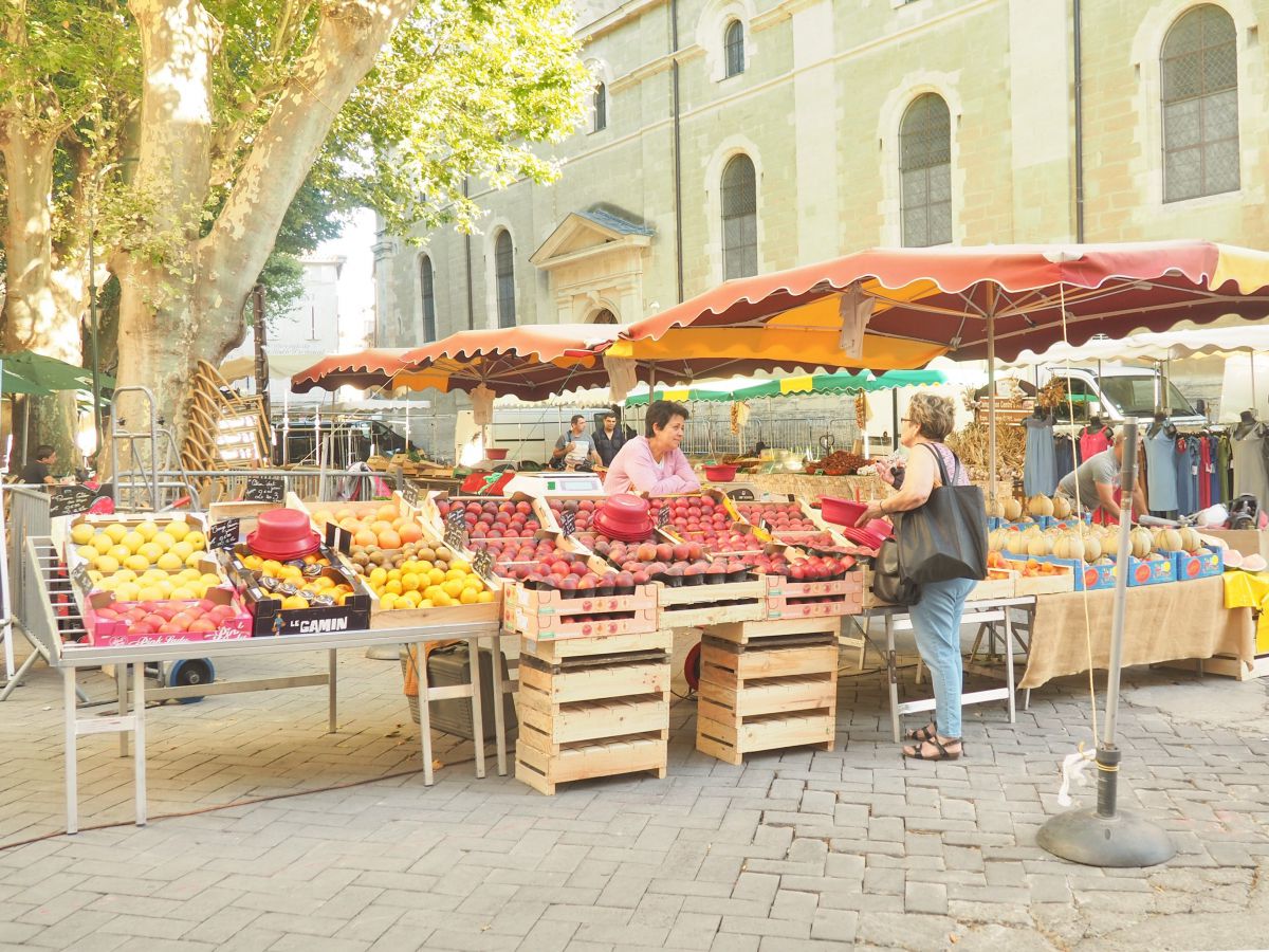 南フランスの小さな街のマルシェにて。思わずマダムたちの話し声が聞こえてきそうで、お気に入りの一枚です。