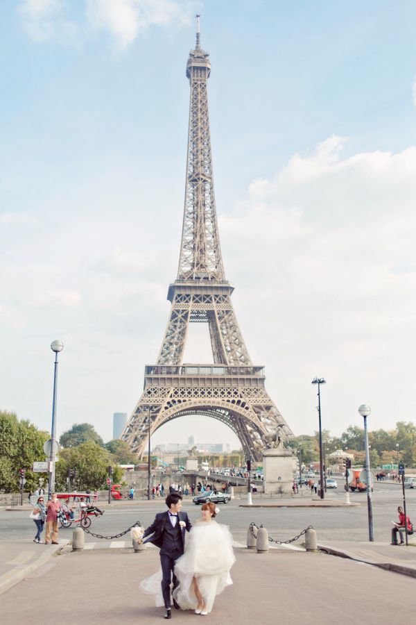 大好きなパリでのウェディングフォト。エッフェル塔と一緒にウエディングドレスを着て写真を撮れたことは、今でも夢だったのではないかと思うほど、特別な思い出です。