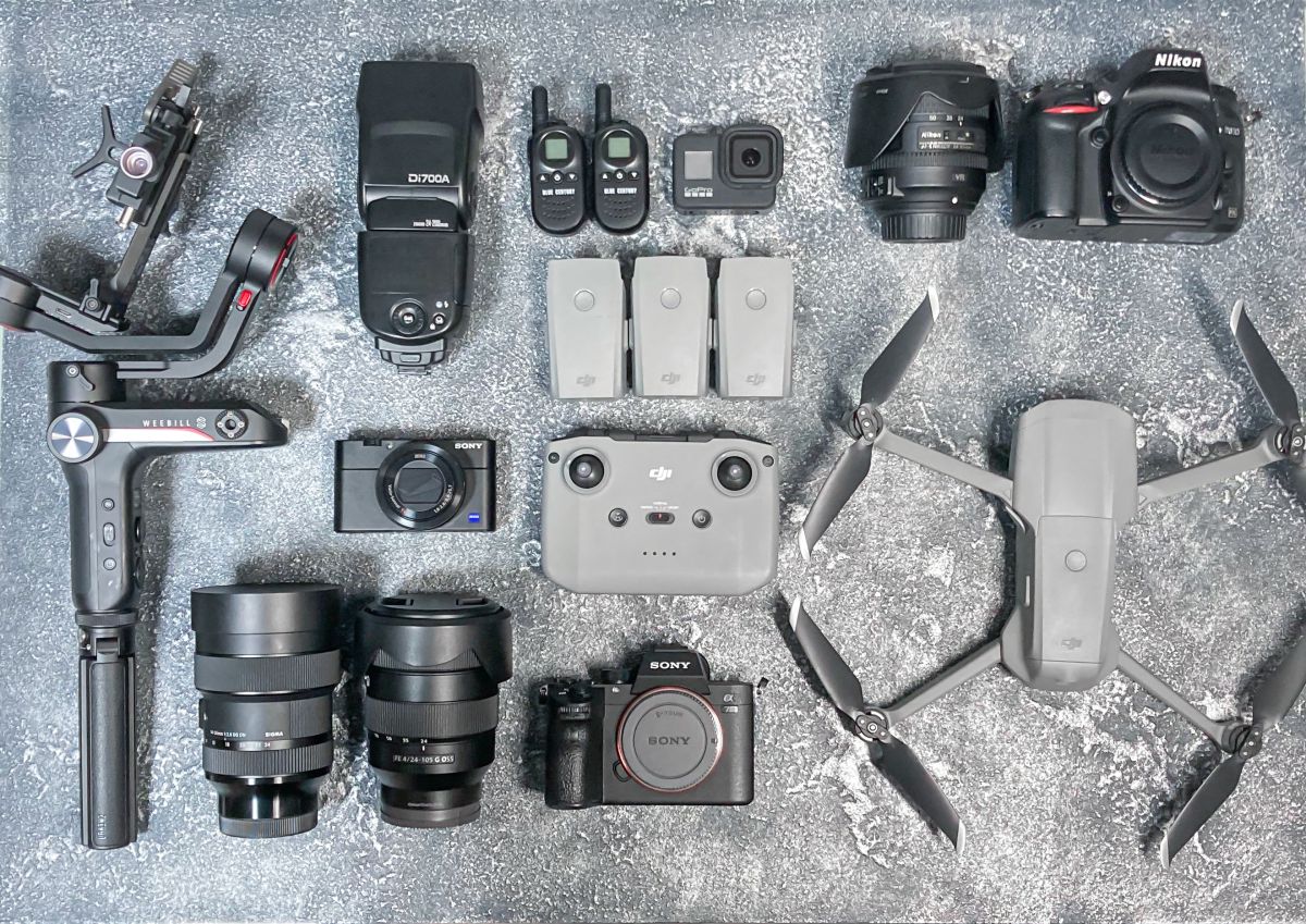 愛用のカメラ機材たち。改めて見ると、黒ばかりなので色のコントラストに赤色の機材が欲しいです。