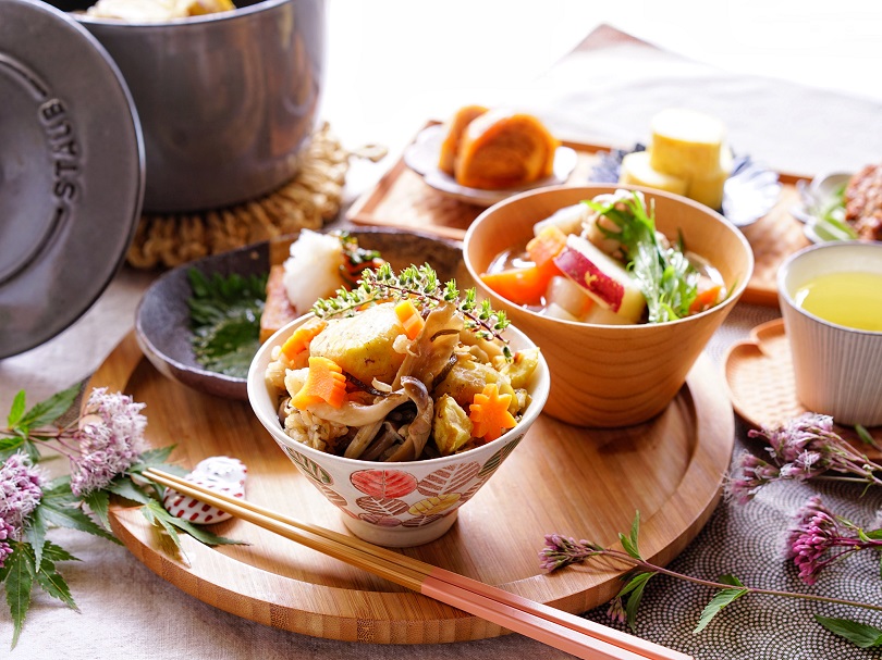 秋の味覚が満載！栗ときのこの簡単炊き込みごはん【kyoko_plusのレシピ＆テーブルコーデvol.25】