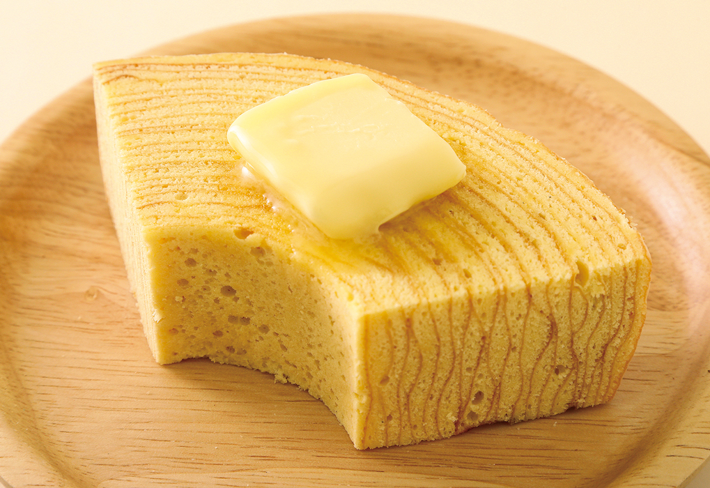 「焼きたてバウムクーヘン」432円、バタートッピング・【新】メープルシロップトッピング各108円