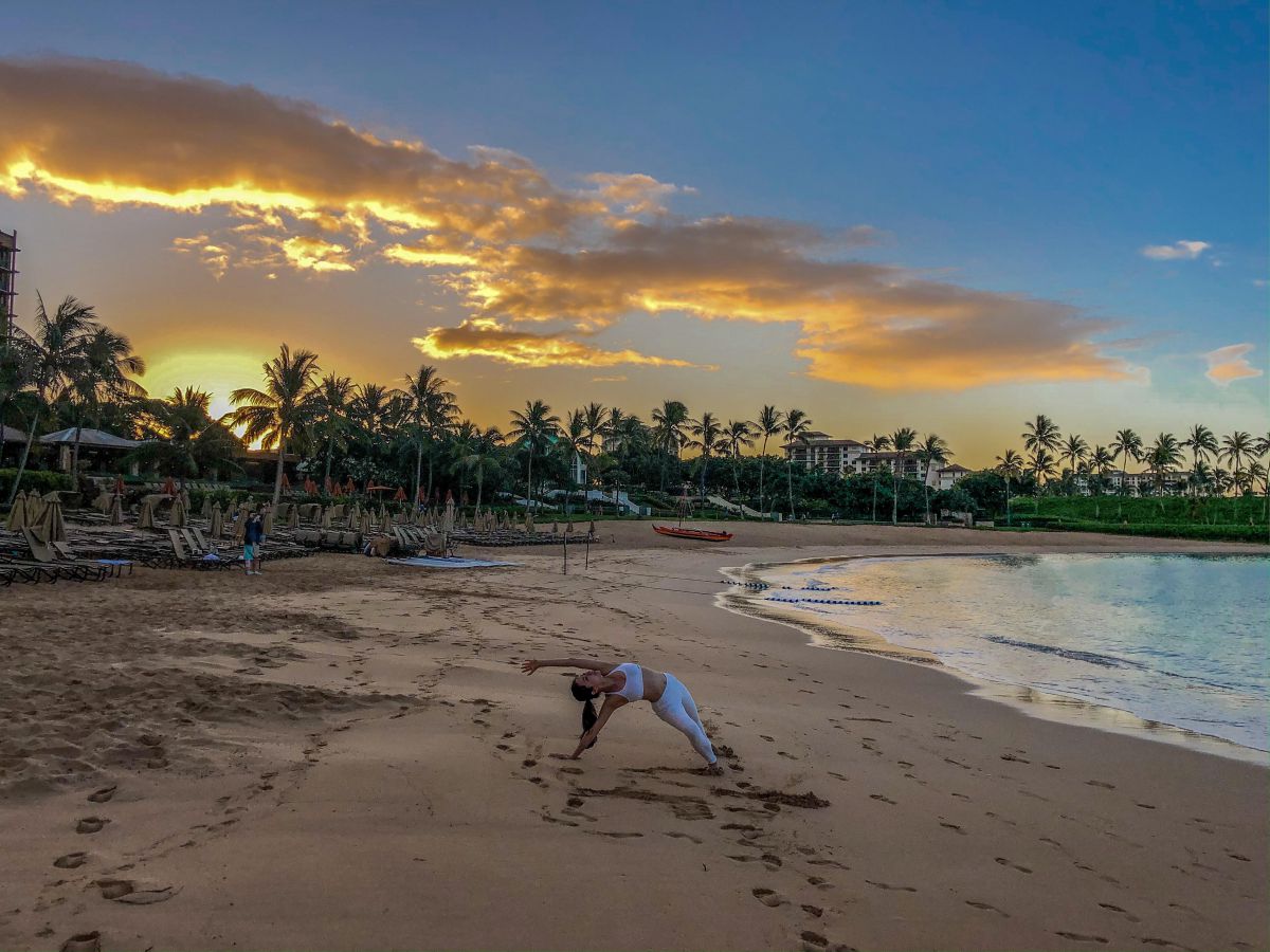 ハワイのアウラニディズニーホテルのプライベートビーチにて、朝ヨガの様子