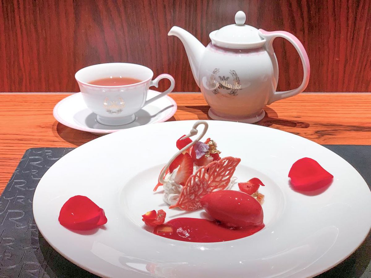 「パブロヴァ スワンに見立て ローズの香るフランボワーズクーリーと共に」ニナスオリジナルフレーバーティー「ヴェルサイユ ローズヌーヴォー 2020」付き　2530円　※イートイン