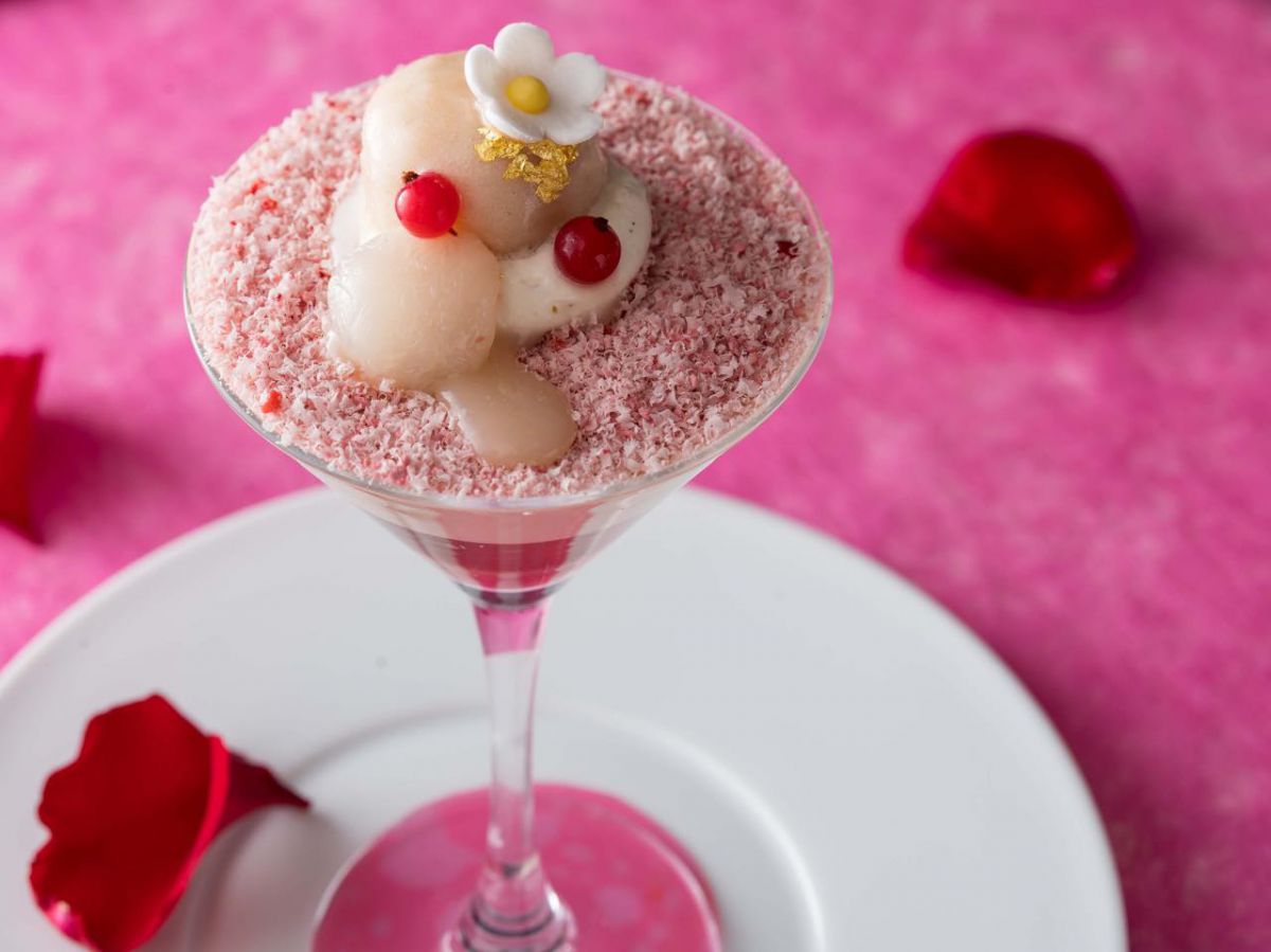 「マリーアントワネットティーのパフェ　ルビーカカオをあしらって」ニナスオリジナルフレーバーティー「ヴェルサイユ ローズヌーヴォー 2020」付き 2530円　※イートイン