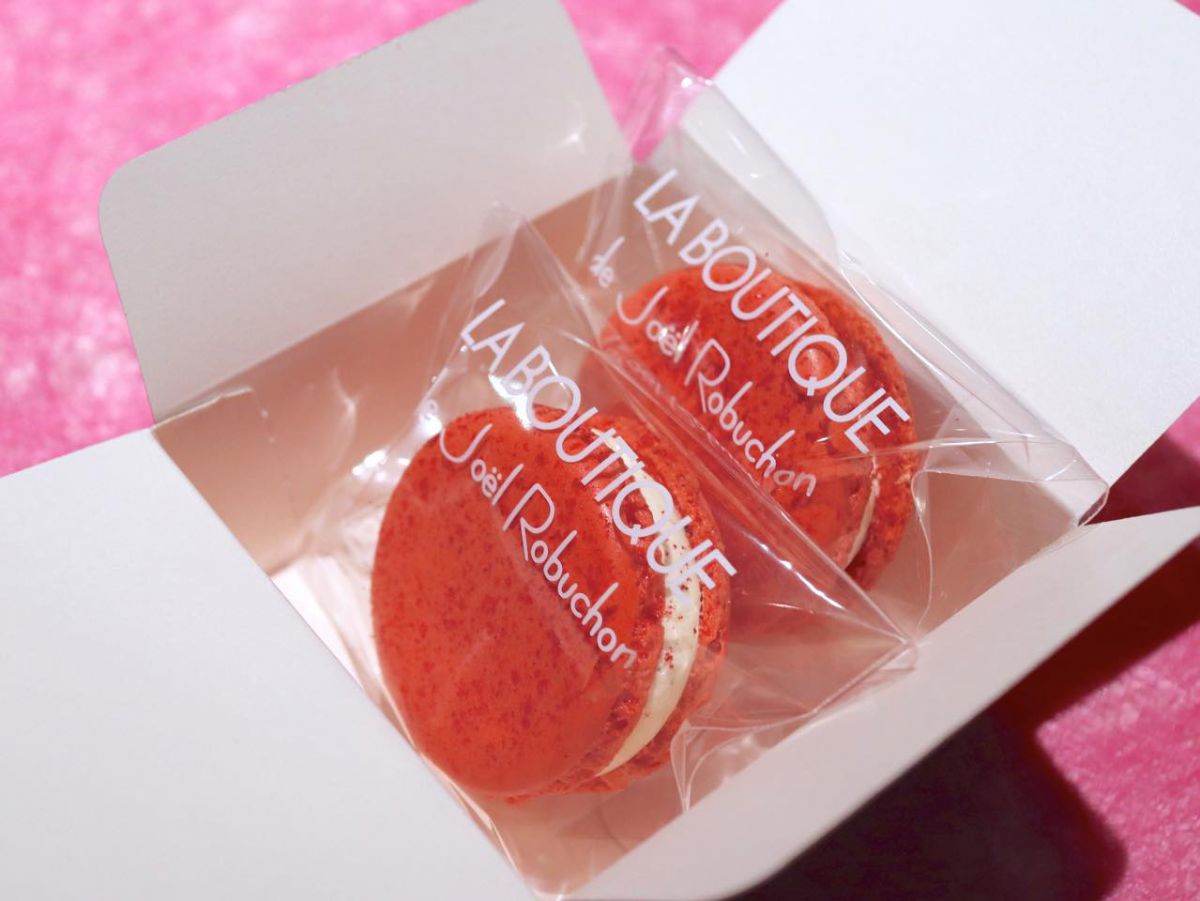 「バラとフランボワーズのマカロン」756円　※テイクアウト