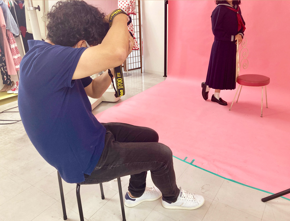 同僚は懐かしのセーラー服を。先ほどの聖子ちゃんのカツラをON。