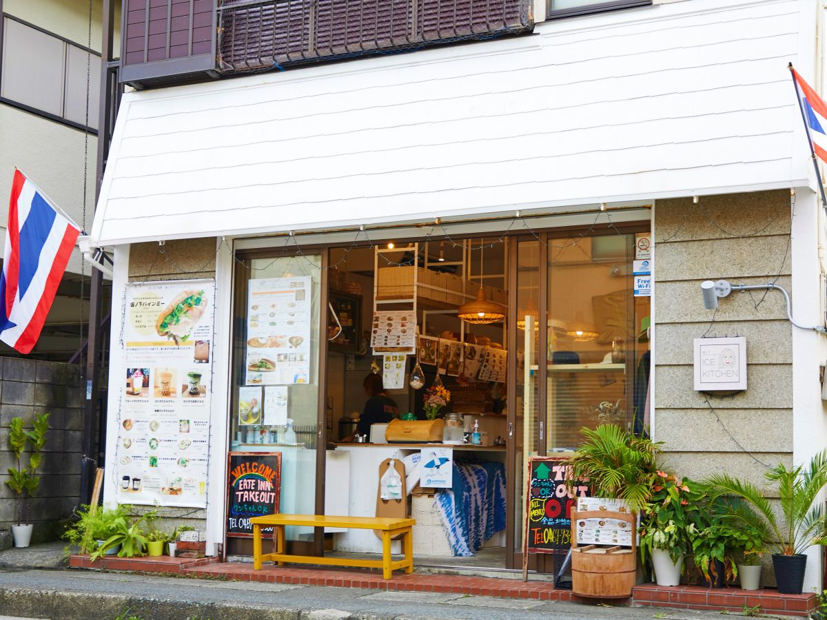 白い屋根とタイの国旗を目印に向かいましょう！