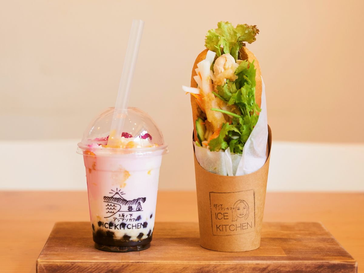 （右）坂ノ下バインミー チキン 580円　（左）フルーツタピオカミルク 500円