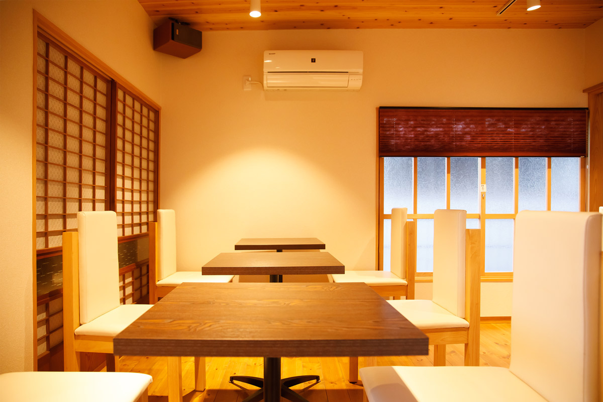 食べ歩きやお持ち帰りの他、ドリンクと一緒に2階のカフェでも味わえます