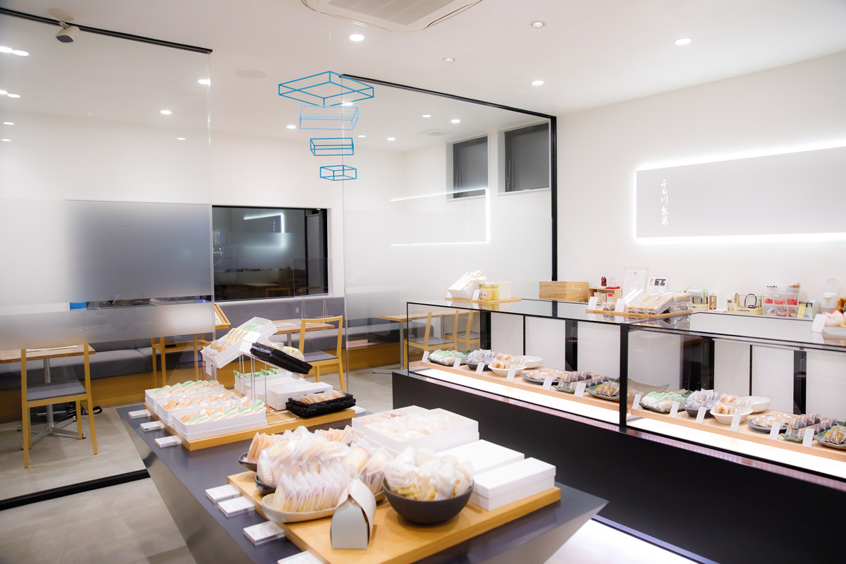 和モダンな喫茶スペースを備えたシックな店内