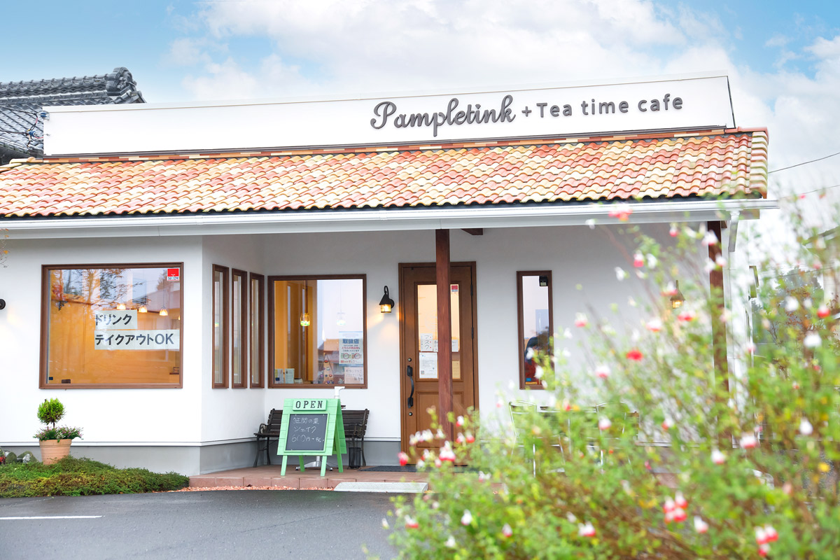 洋風でかわいらしい佇まい。店内にはテーブルと小上がりのイートインスペースも