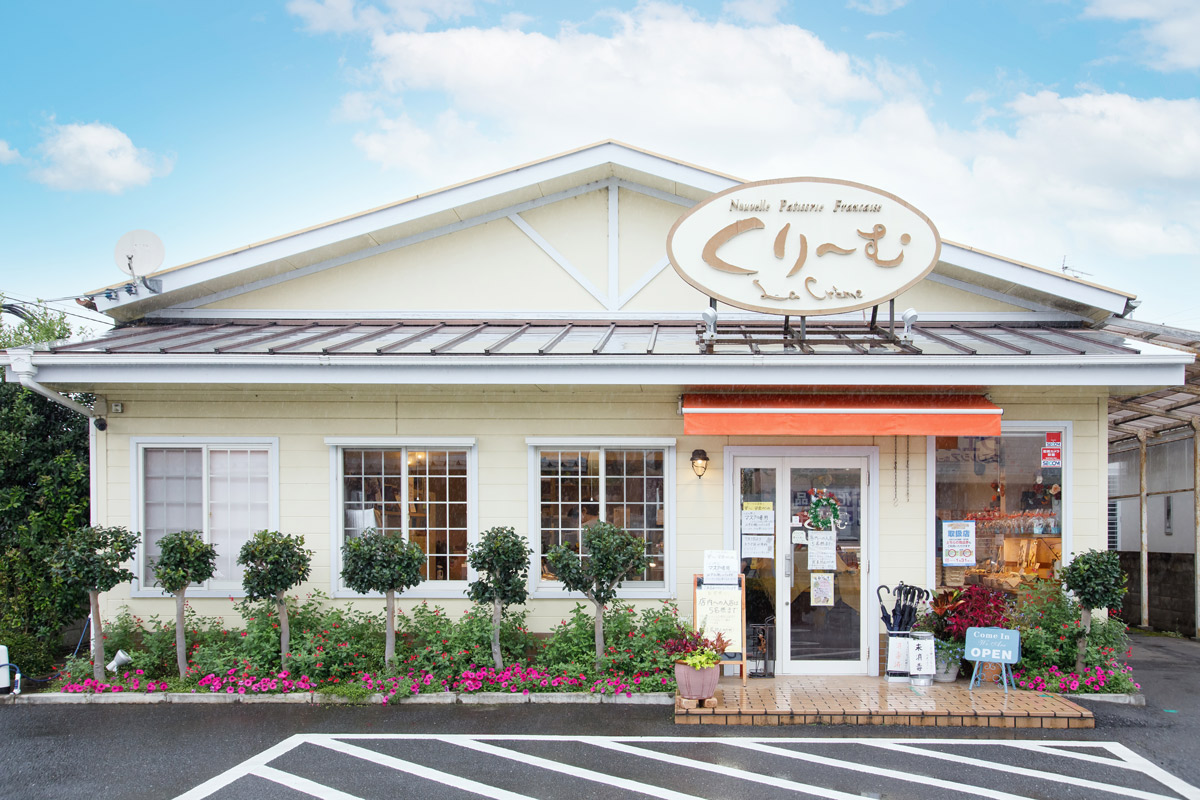 地元の人だけでなく、県外ナンバーの車も次々と来店