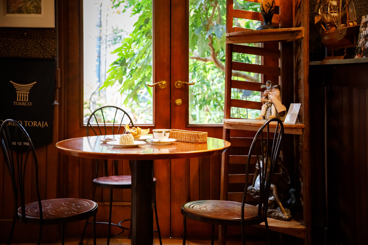 アンティーク風のカフェも併設