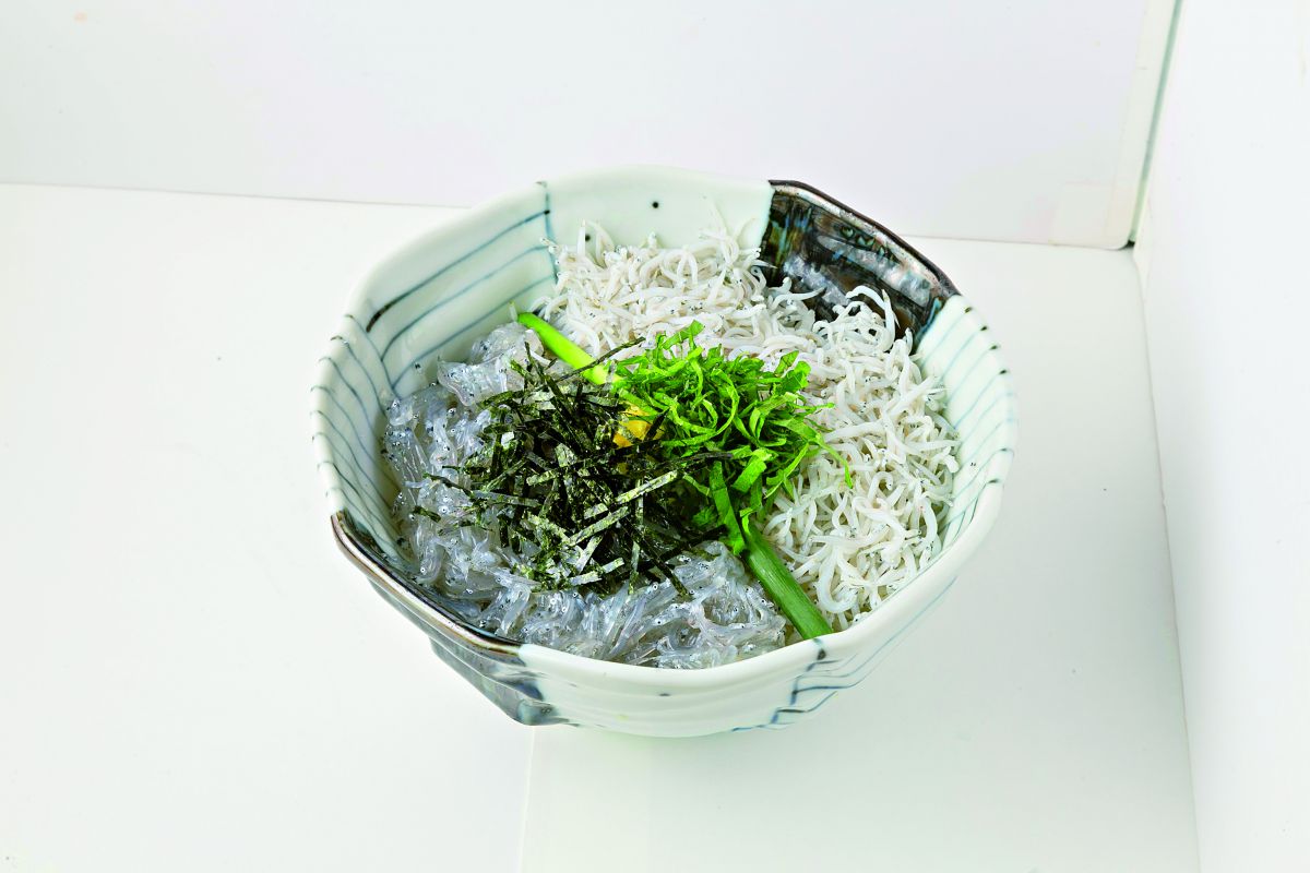 生と釜揚げを一度に味わえる２色丼1100円